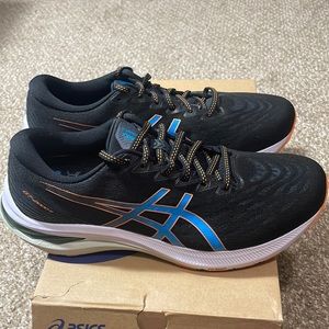 ASICS GT-2000 v11 SIZE: 9.5 2E